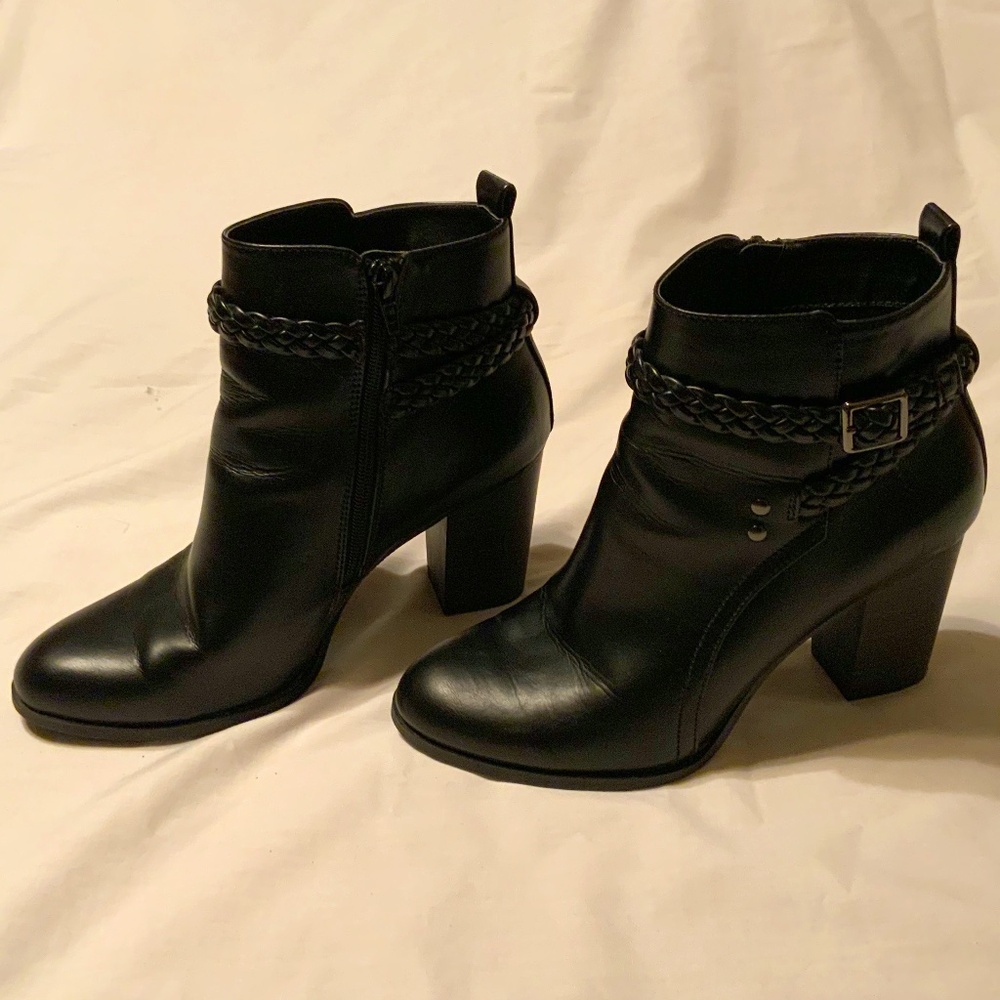 American Eagle Black Zippered Ankle Boots w. Braided Detail (8.5)